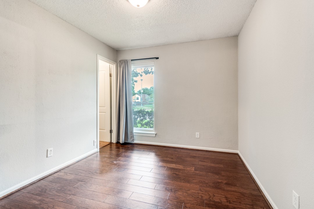1041 S Riverside Drive Grapevine TX 76051