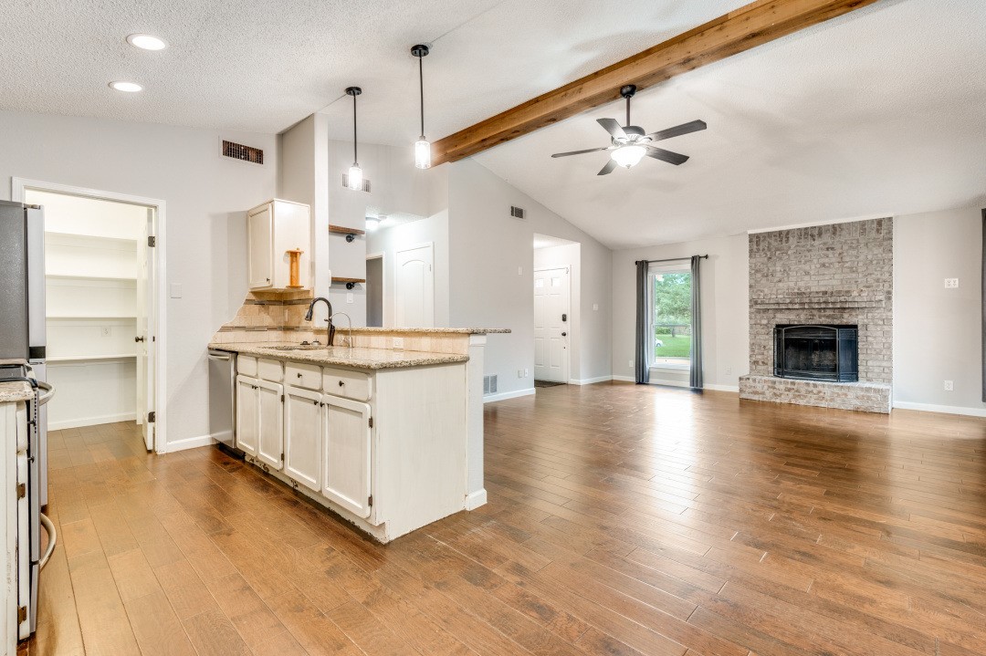 1041 S Riverside Drive Grapevine TX 76051