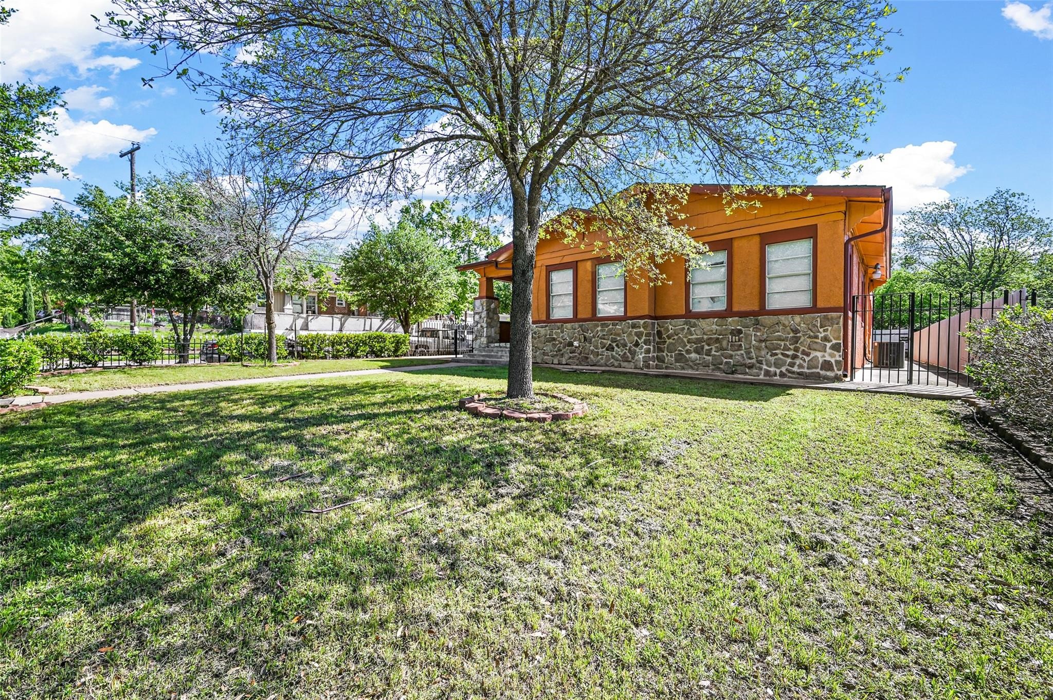902 S Montclair Dallas TX 75208