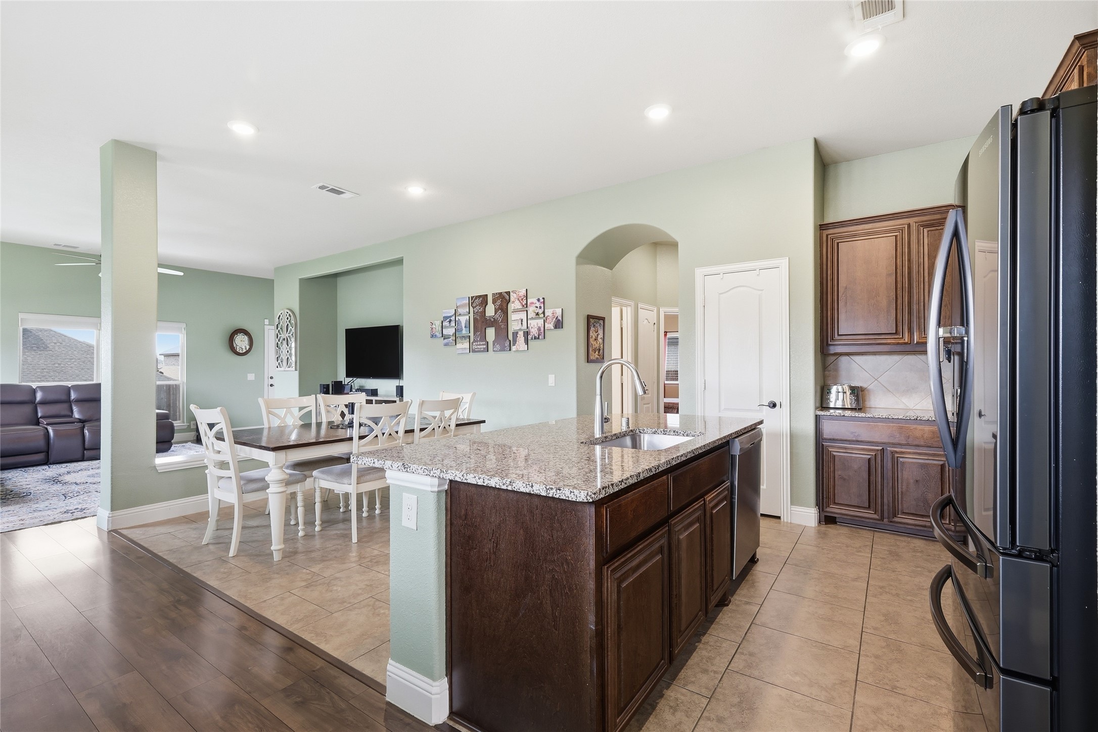 1068 English Oak Drive Burleson TX 76028