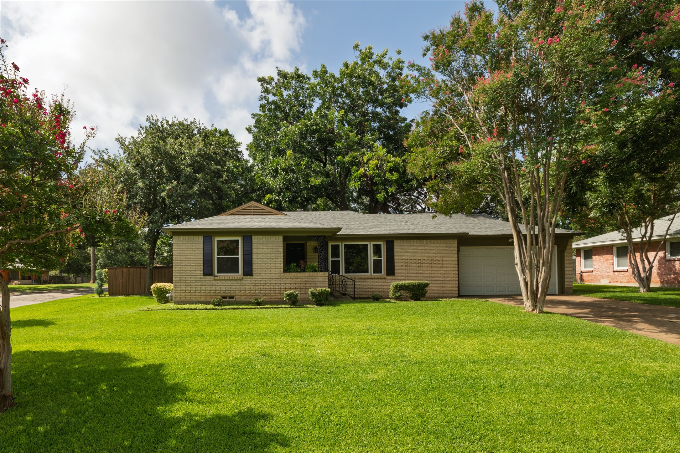1318 Brookhurst Street Irving TX 75061