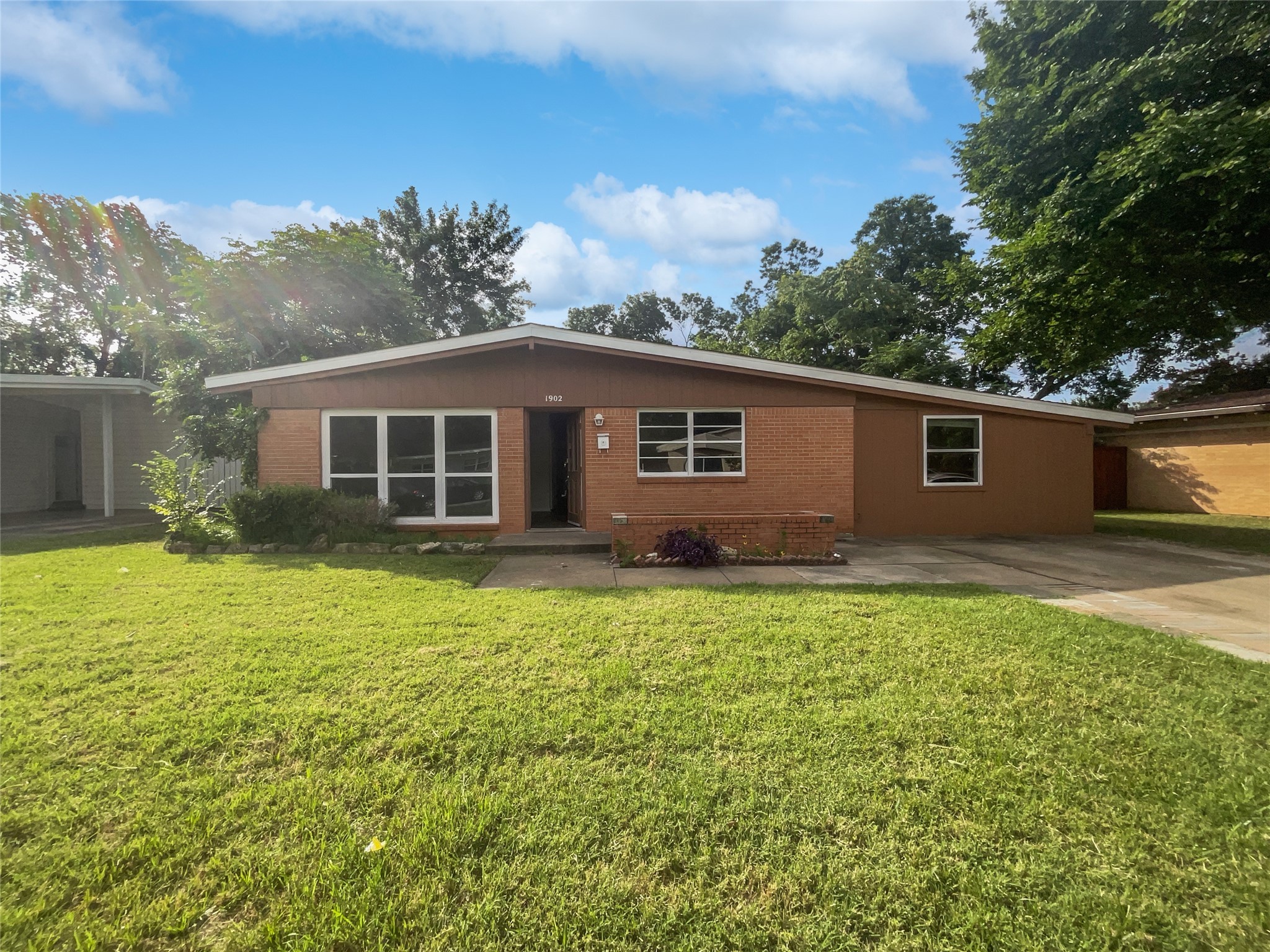 1902 Salem Street Irving TX 75061