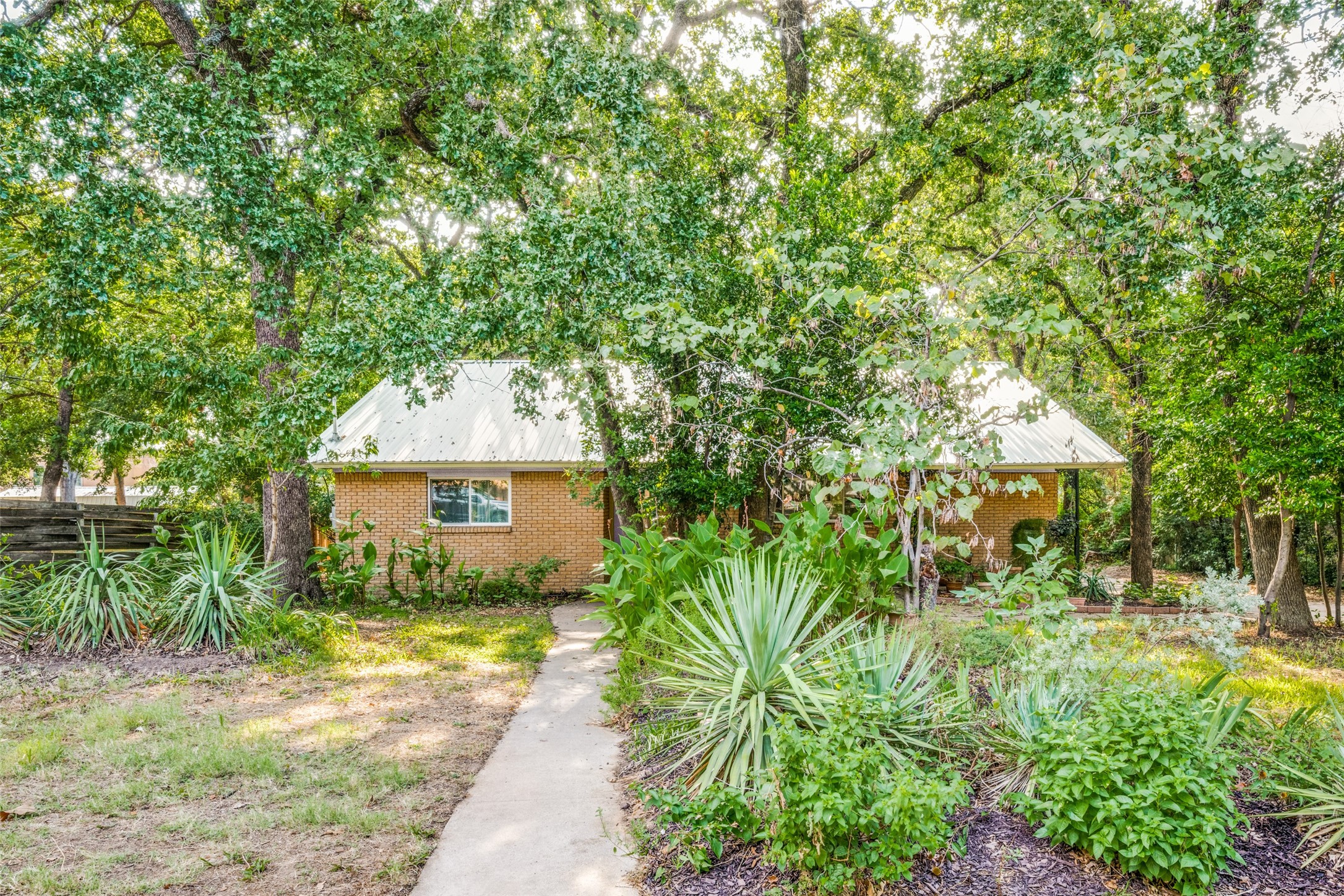 2708 Glenwood Lane Denton TX 76209