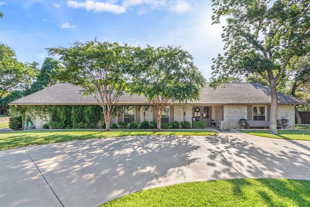 717 Forest Oaks Drive Woodway TX 76712