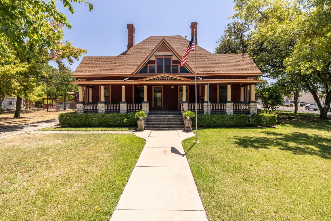 202 E Lee Avenue Weatherford TX 76086