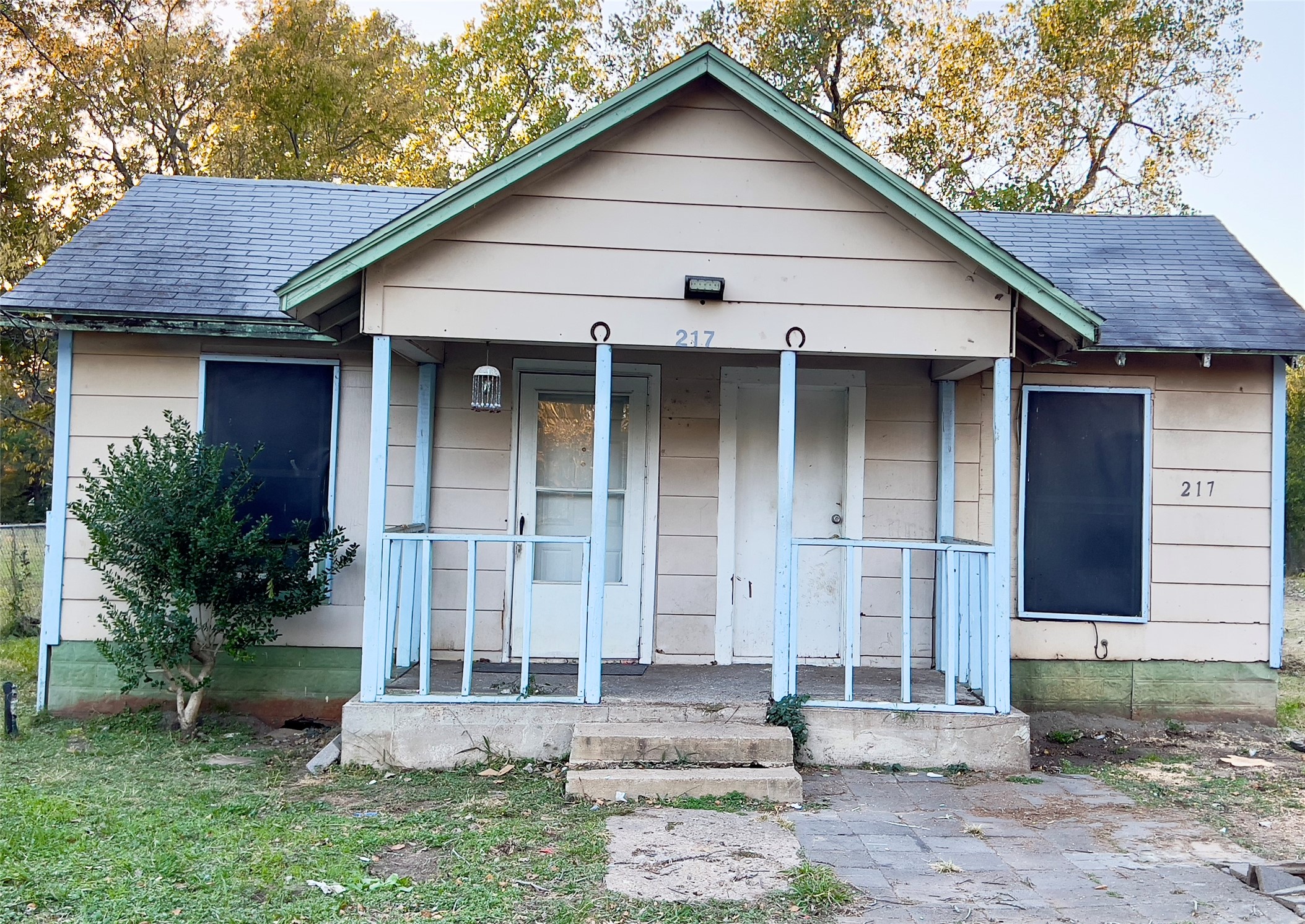 217 N Acres Drive Dallas TX 75217