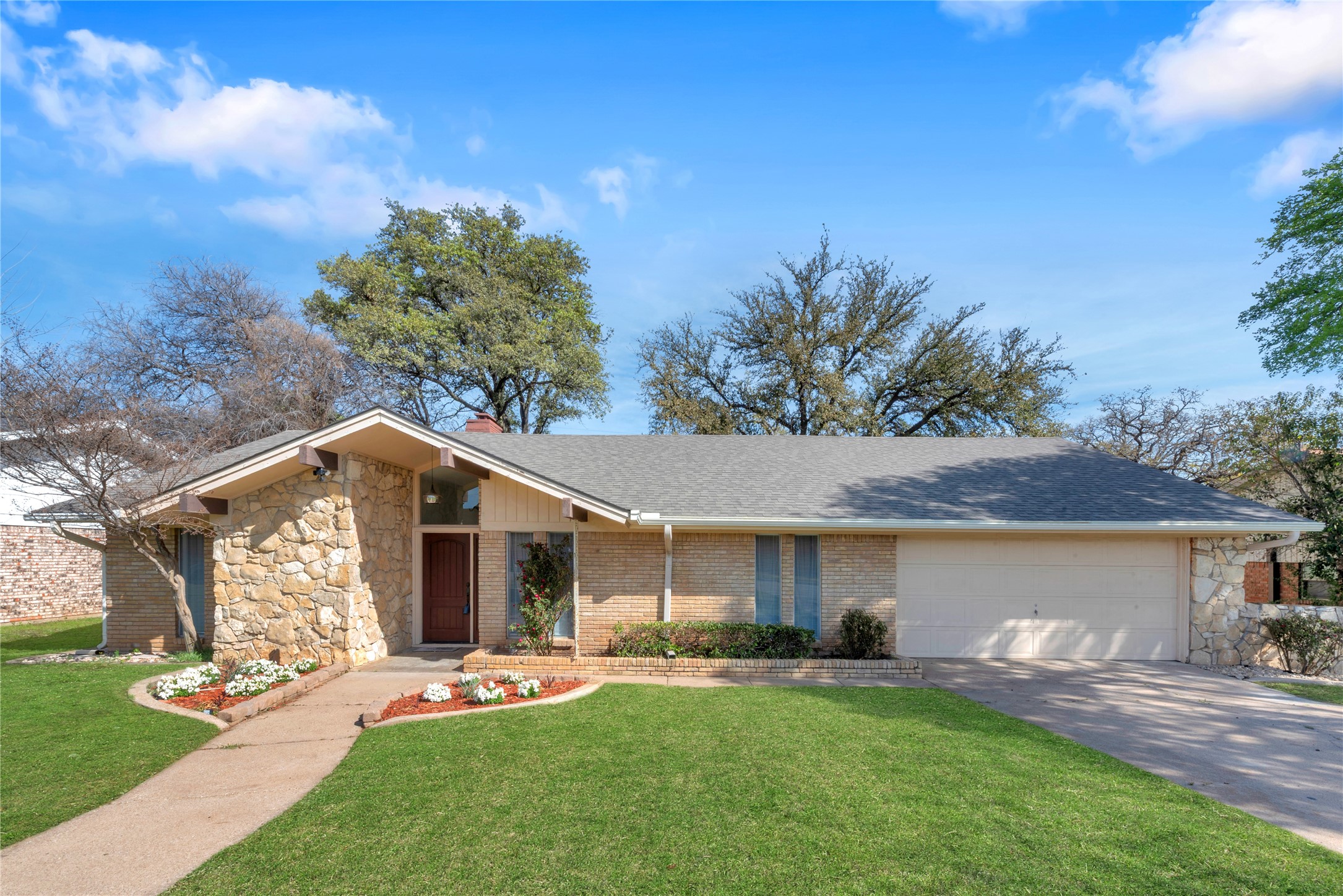 224 Plainview Drive Hurst TX 76054