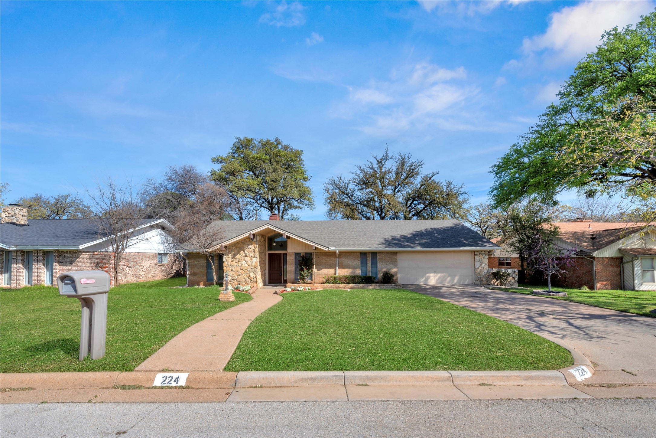 224 Plainview Drive Hurst TX 76054