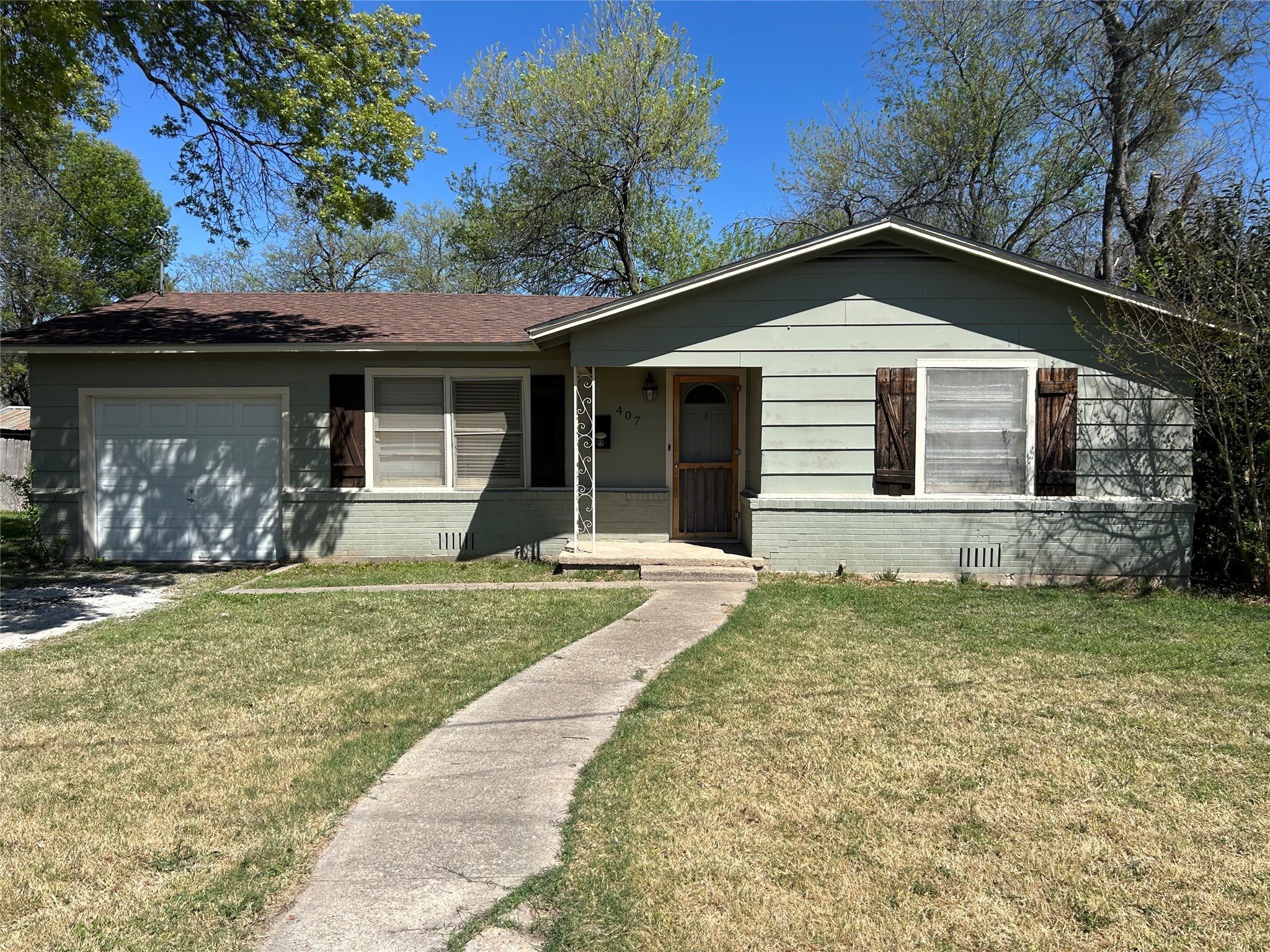 407 N Avenue J Clifton TX 76634