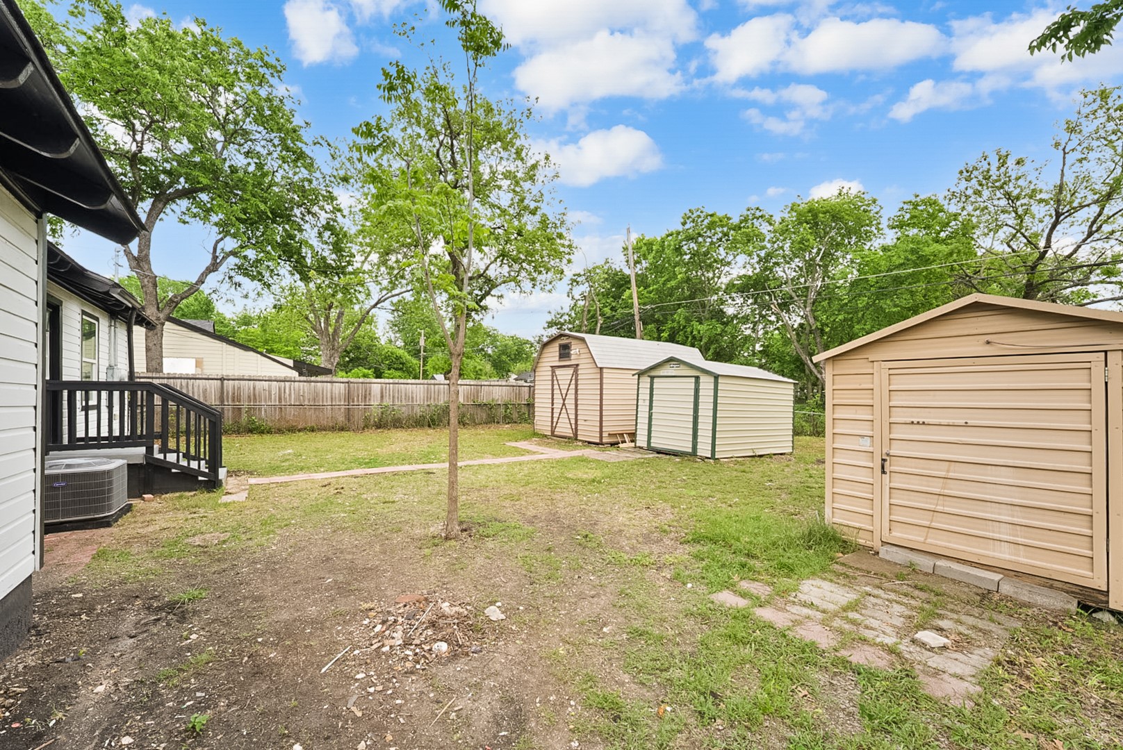 2114 Tisinger Avenue Dallas TX 75228