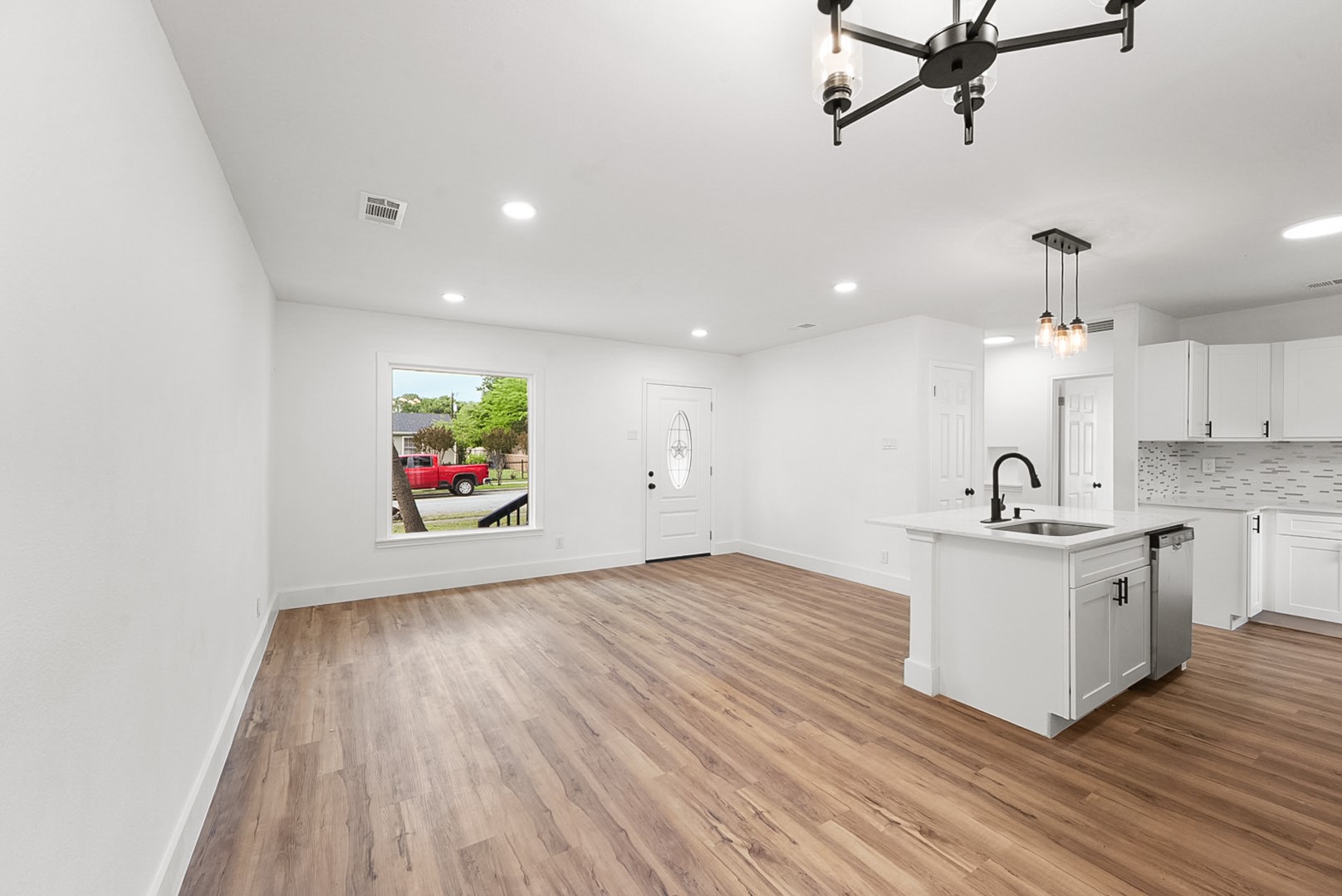 2114 Tisinger Avenue Dallas TX 75228