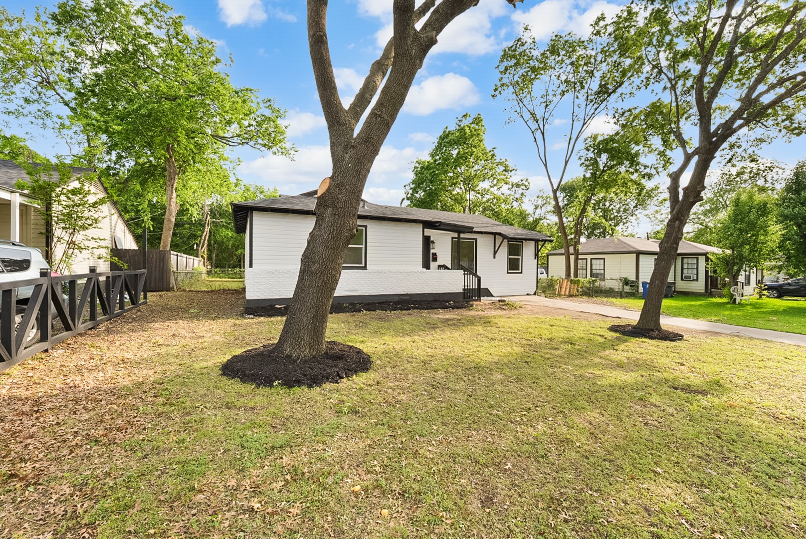 2114 Tisinger Avenue Dallas TX 75228