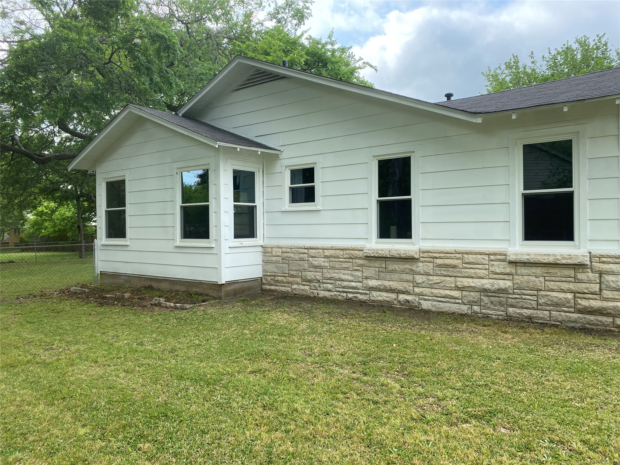 907 N Magnolia Avenue Hubbard TX 76648