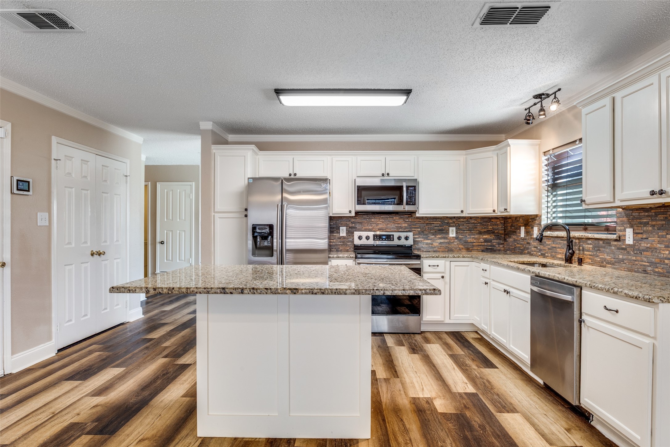 2709 Deer Creek Court Garland TX 75040