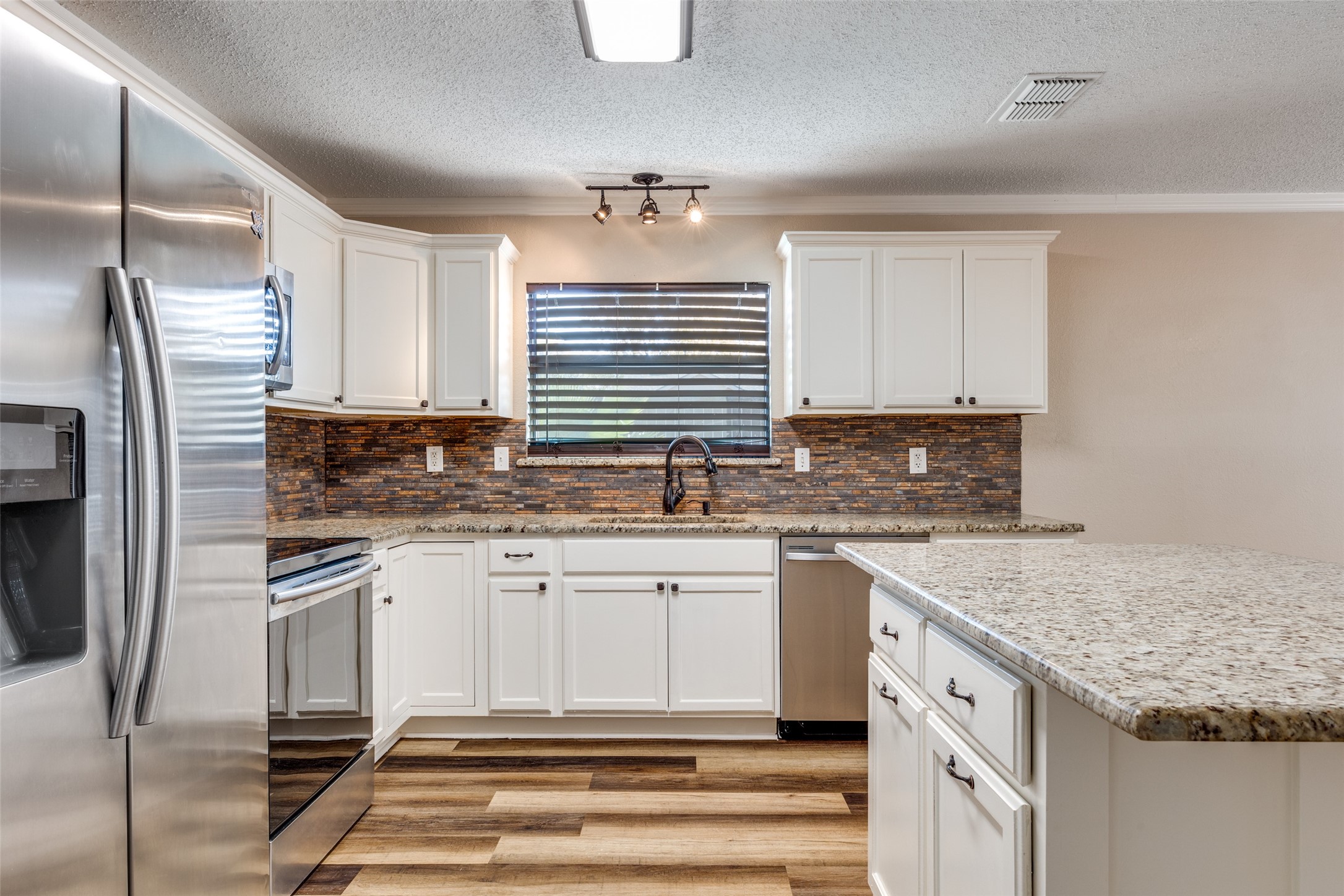 2709 Deer Creek Court Garland TX 75040