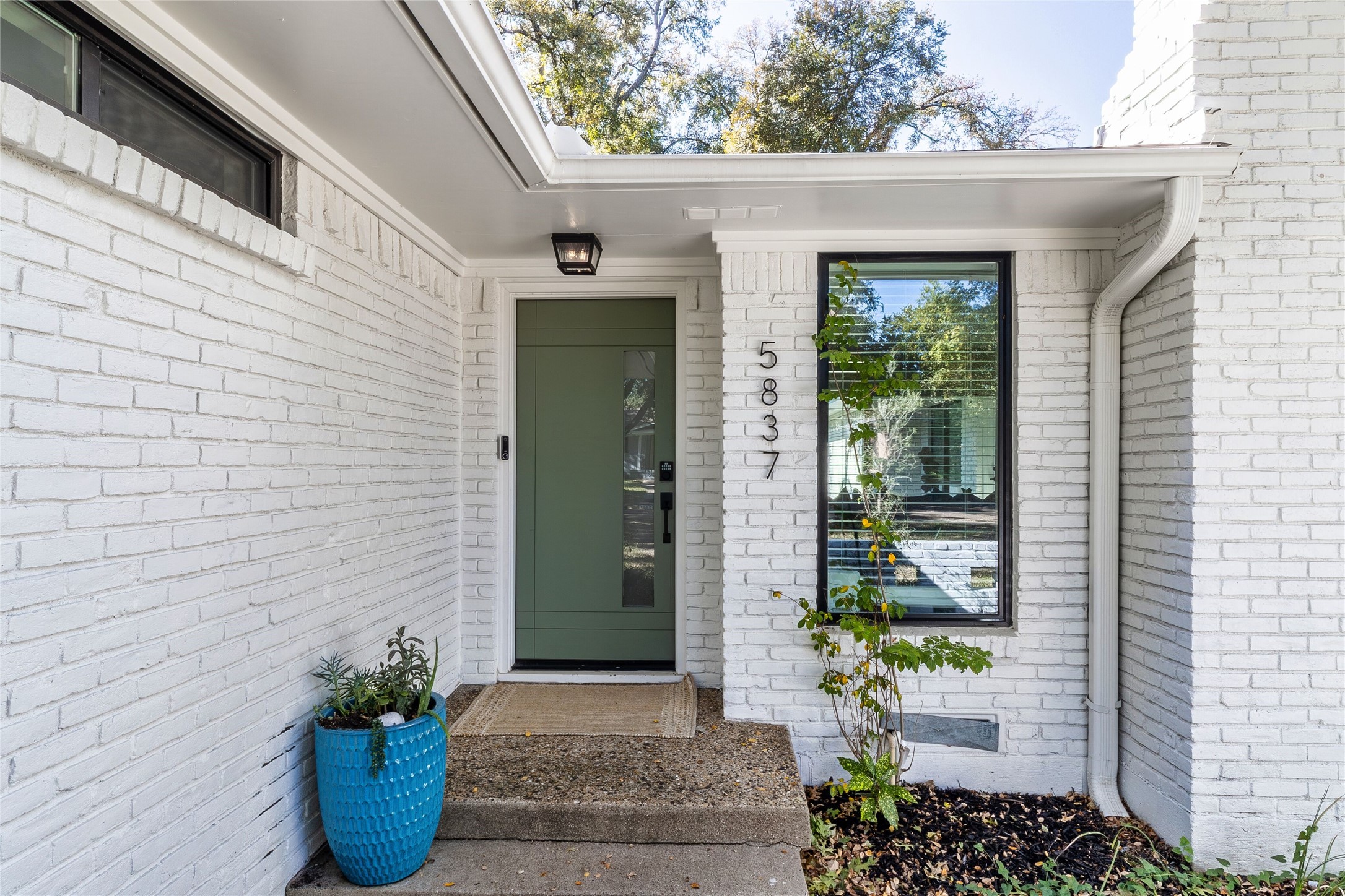 5837 Clendenin Avenue Dallas TX 75228