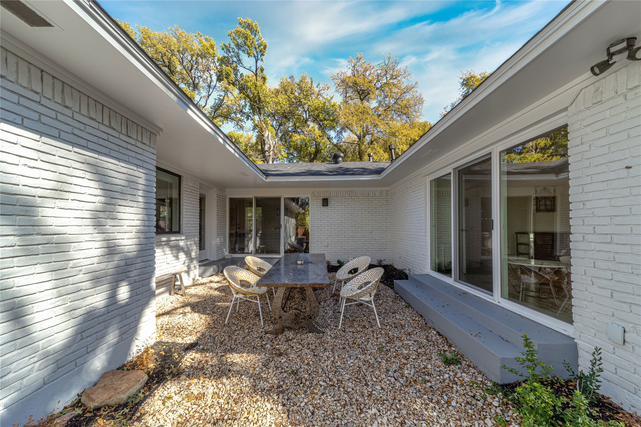 5837 Clendenin Avenue Dallas TX 75228