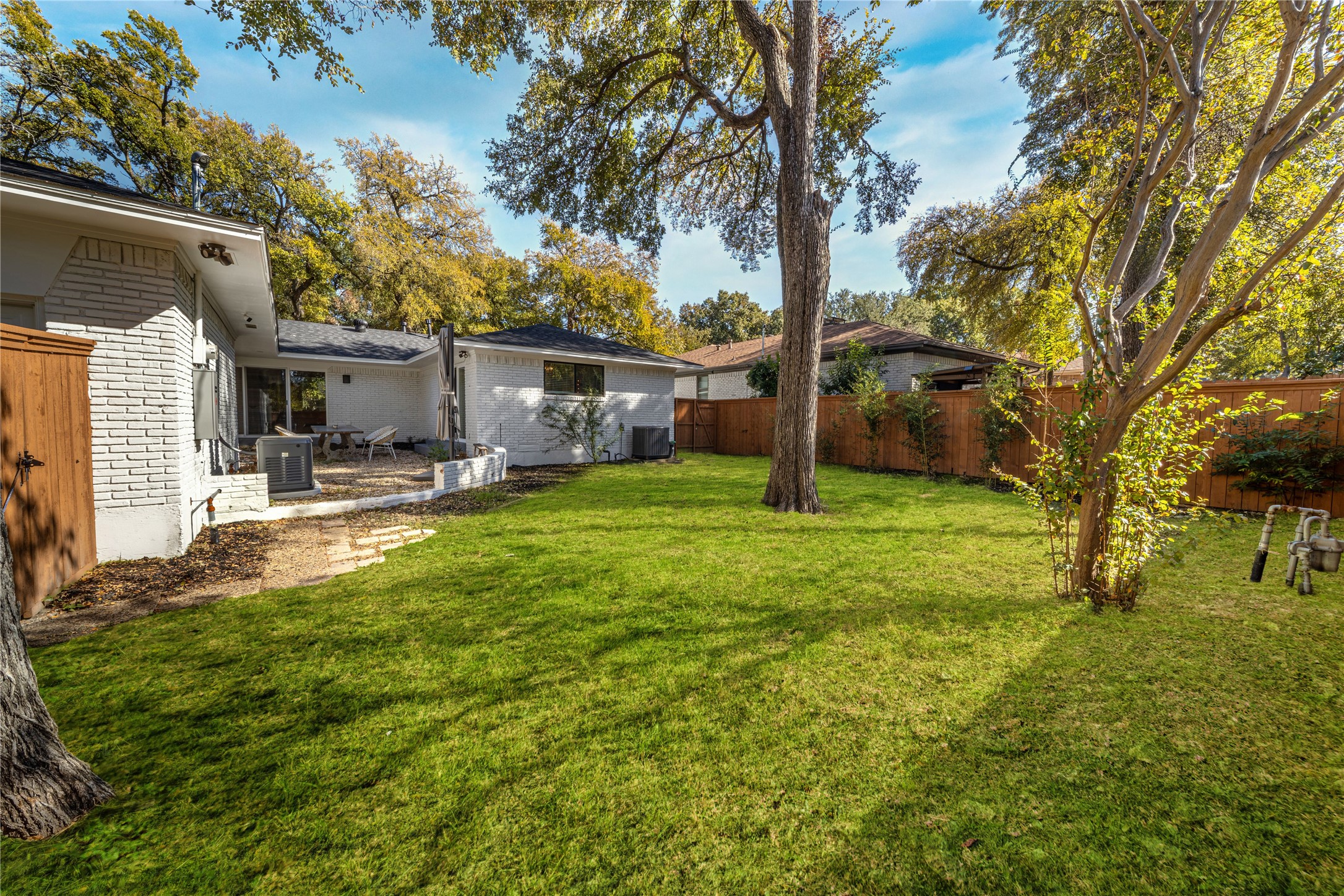 5837 Clendenin Avenue Dallas TX 75228