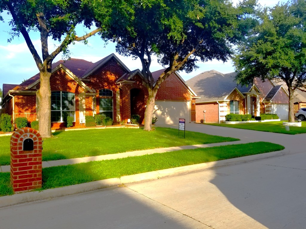 4932 Eyrie Court Grand Prairie TX 75052