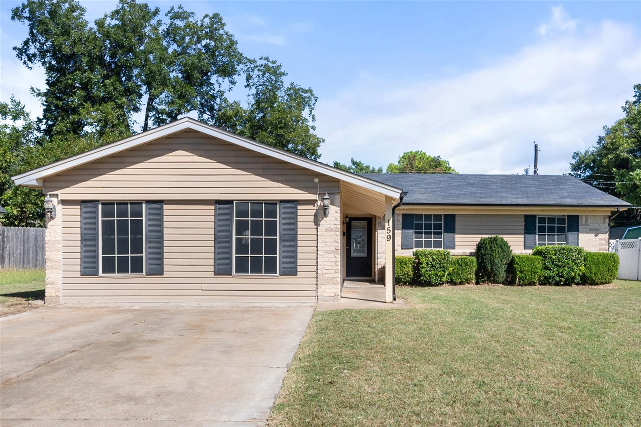 159 SE Gardens Boulevard Burleson TX 76028