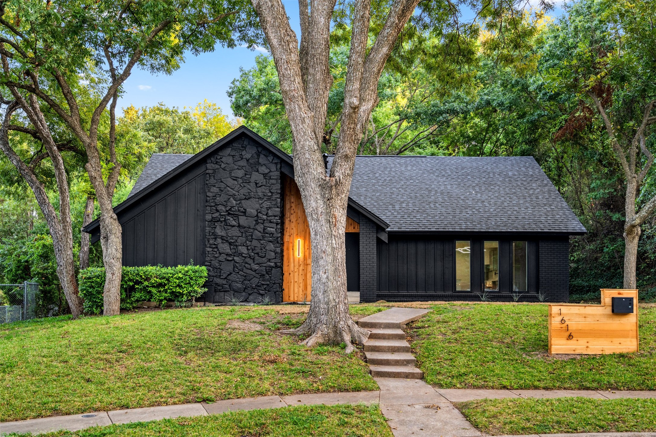 1616 Day Star Drive Dallas TX 75224