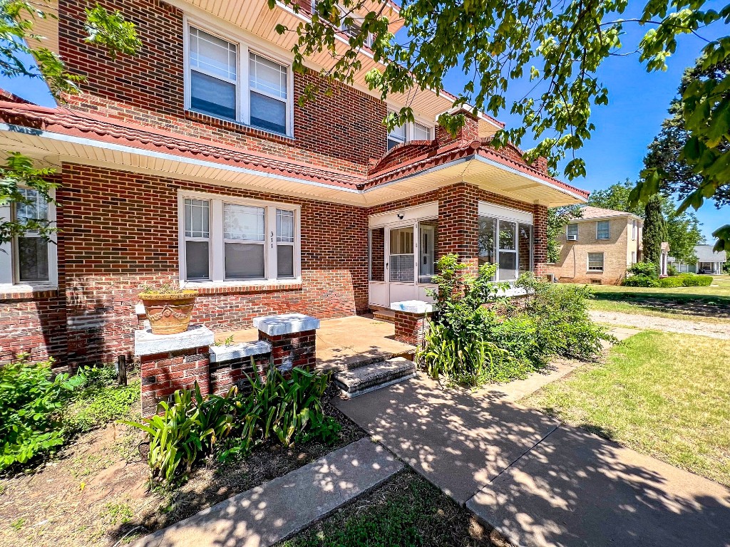 311 N 3rd Avenue Munday TX 76371