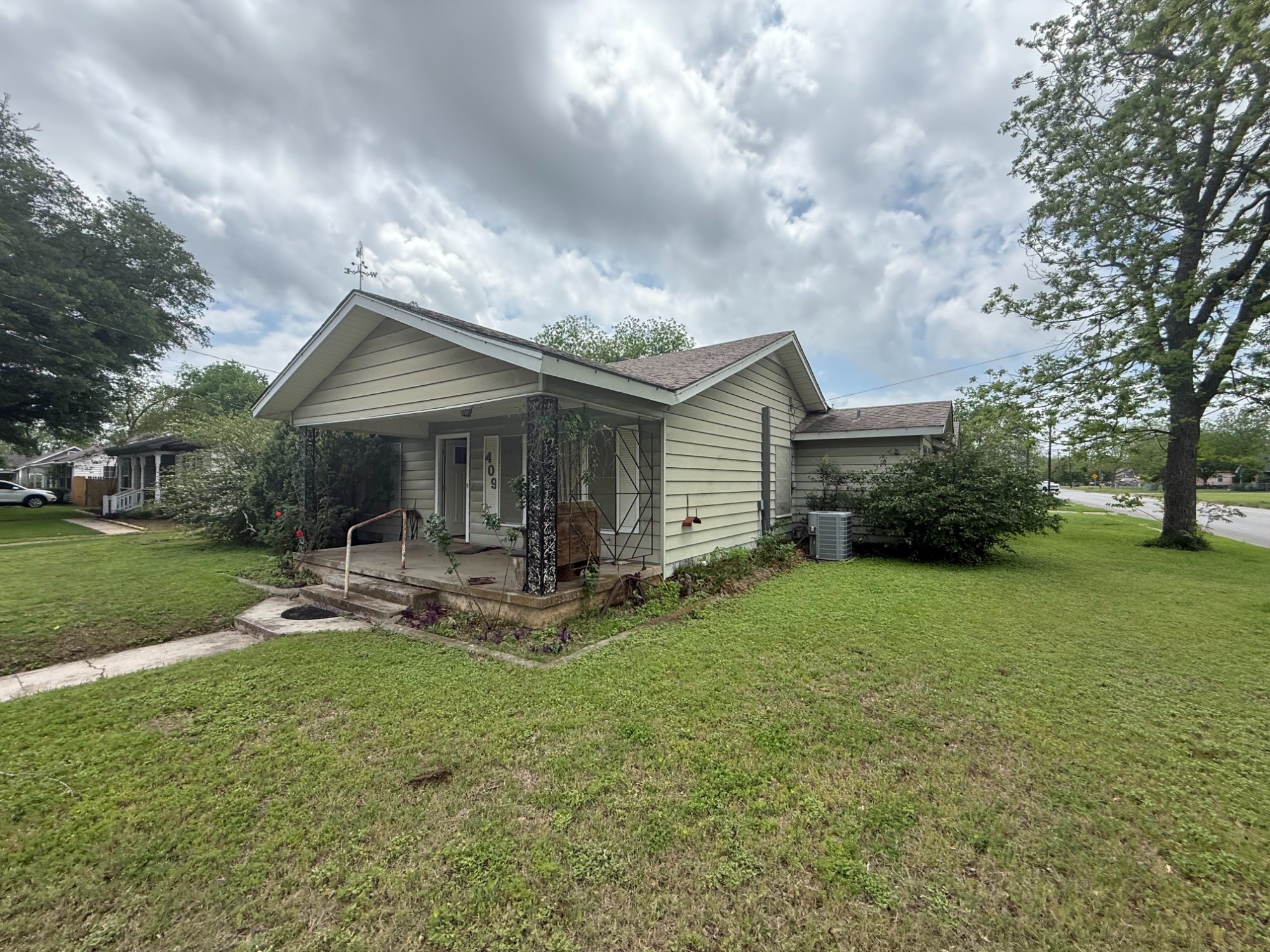 409 Dixon Street Cleburne TX 76033