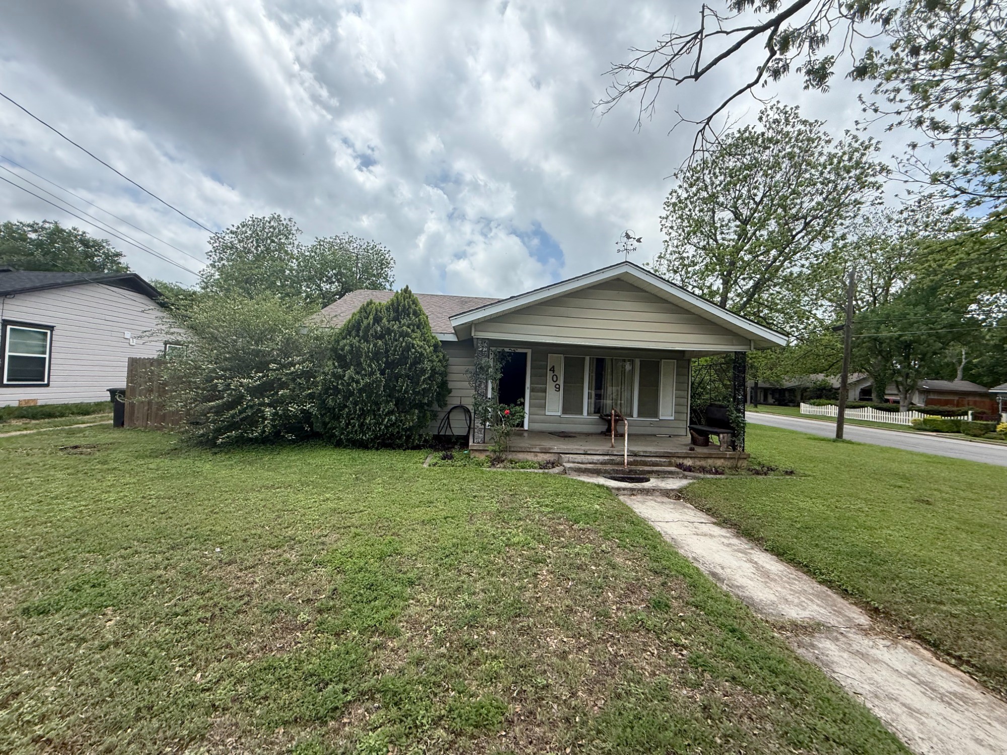 409 Dixon Street Cleburne TX 76033