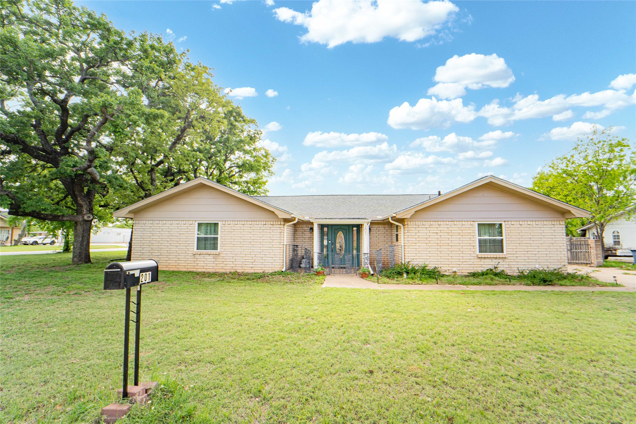201 Westwood Street Breckenridge TX 76424