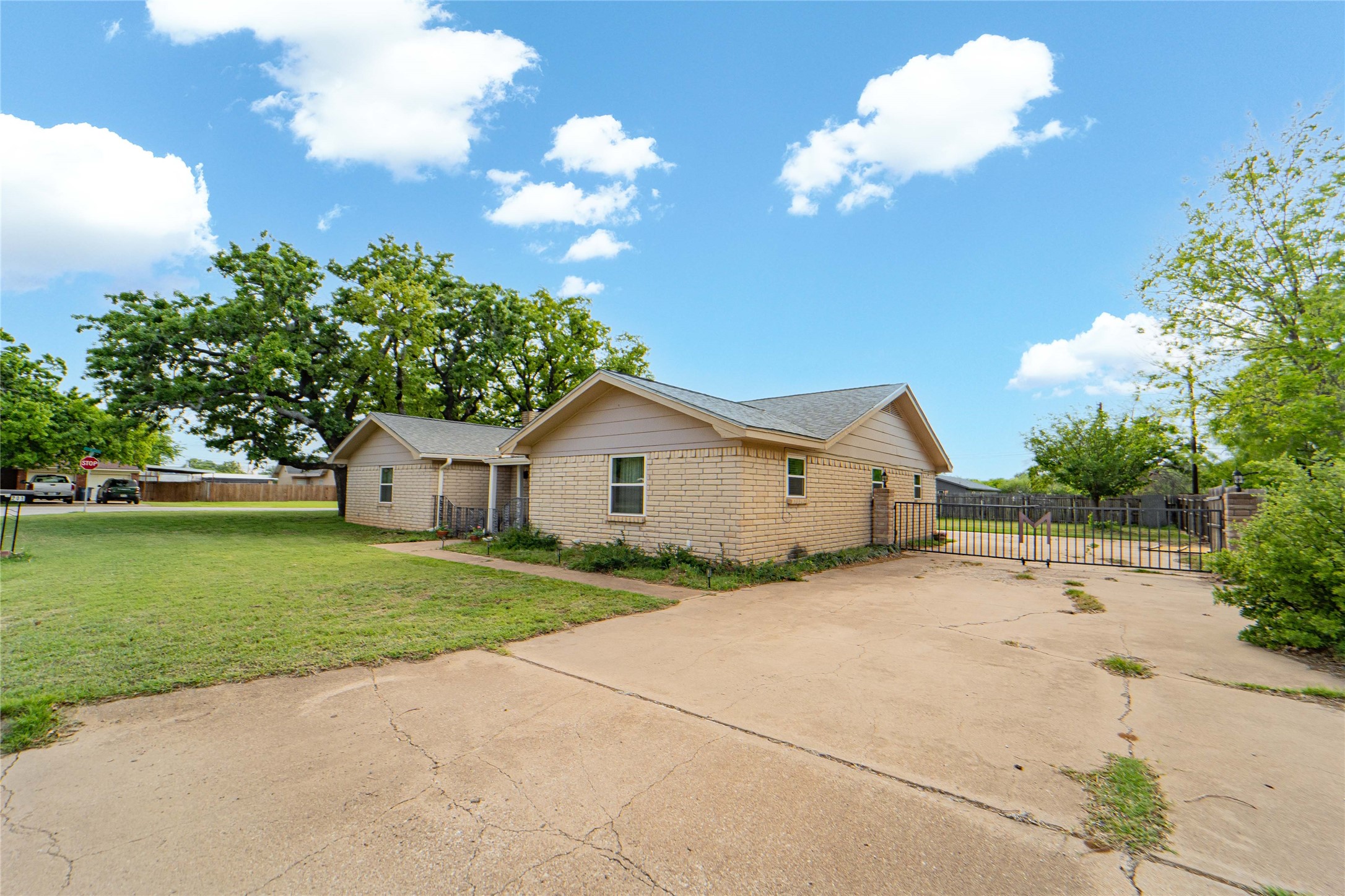 201 Westwood Street Breckenridge TX 76424