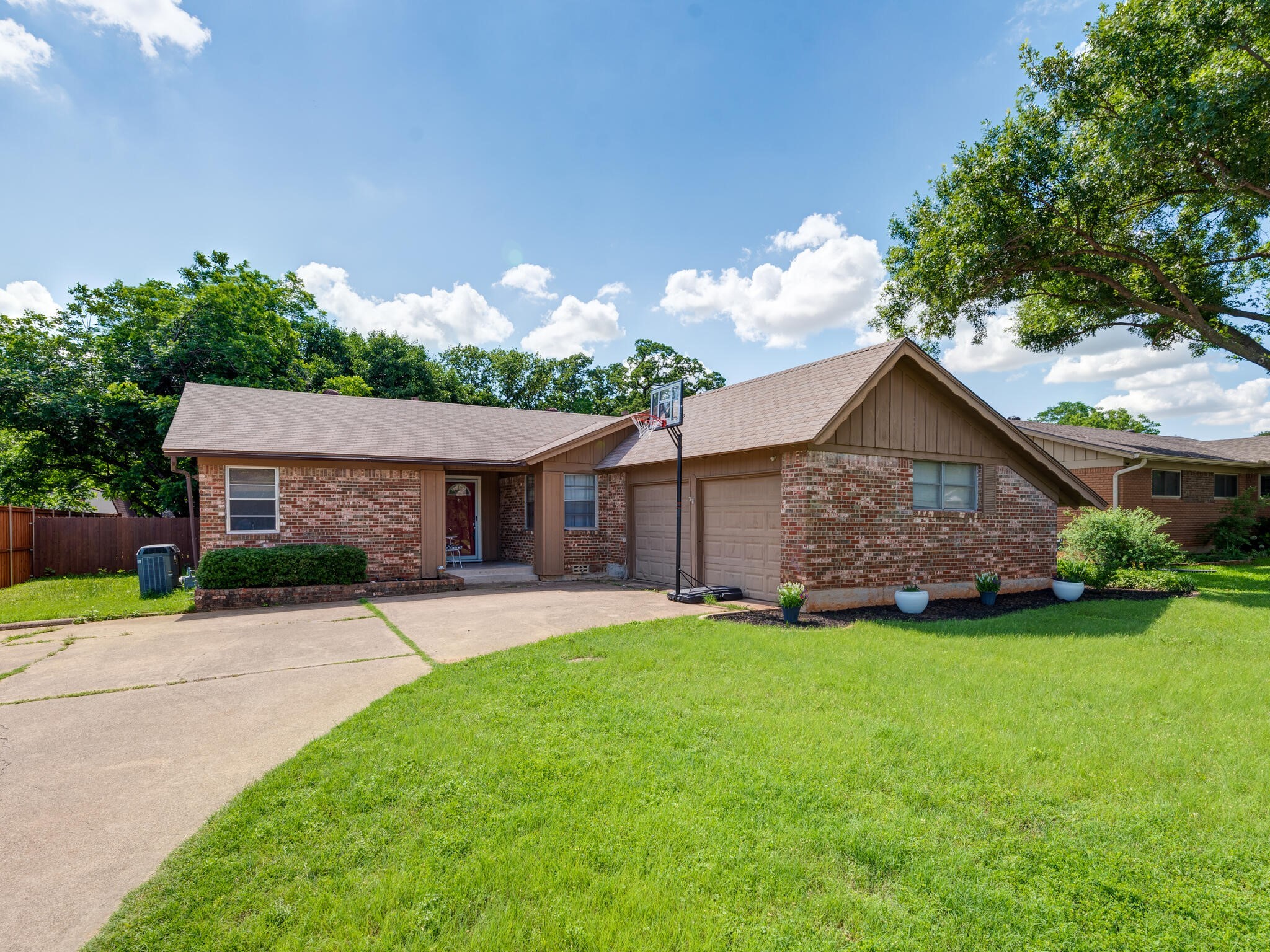 209 Fanning Drive Hurst TX 76053