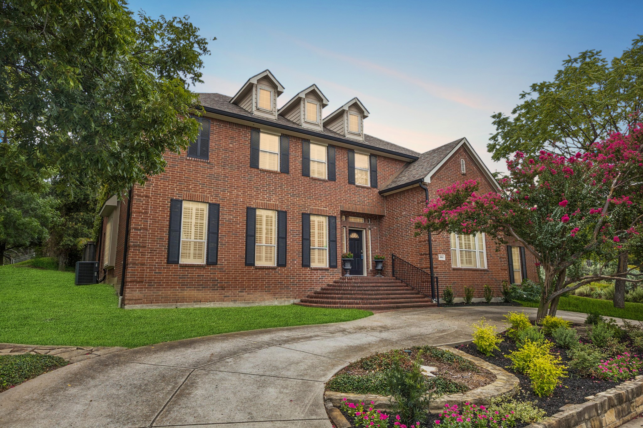 Dallas TX, 8904 Meadowknoll Drive