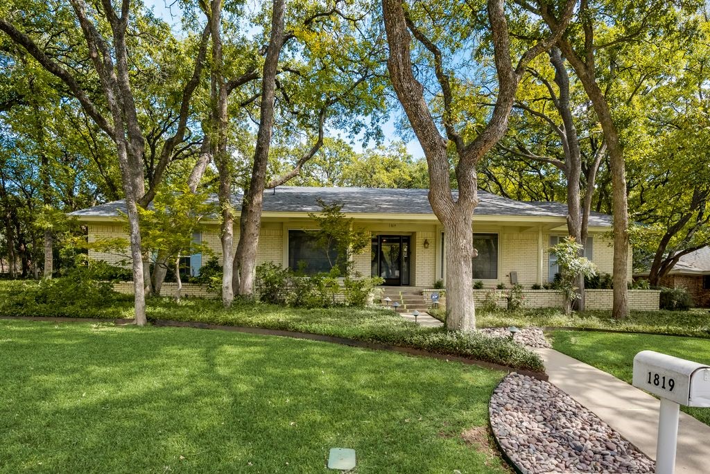 1819 Woodside Drive Arlington TX 76013