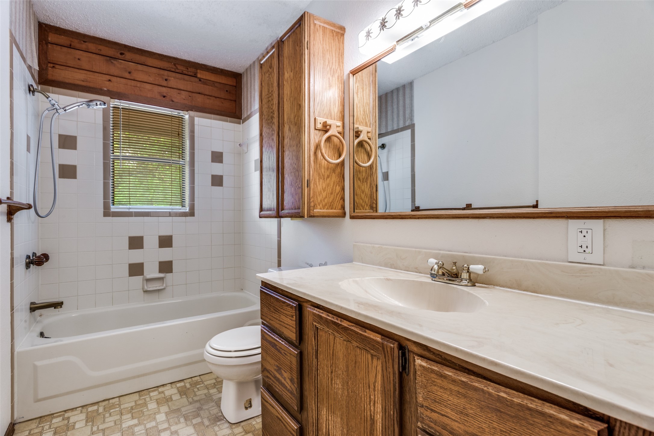 1114 Spur Trail Granbury TX 76049