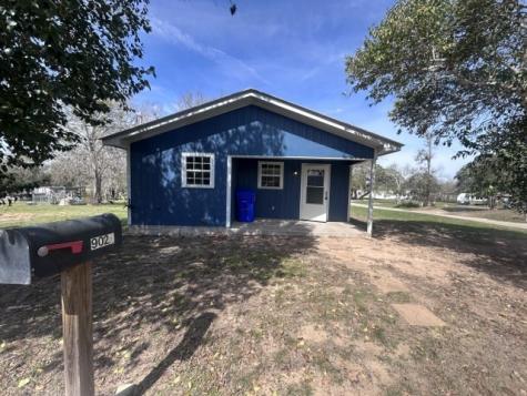 902 Simpson Street Yoakum TX 77995