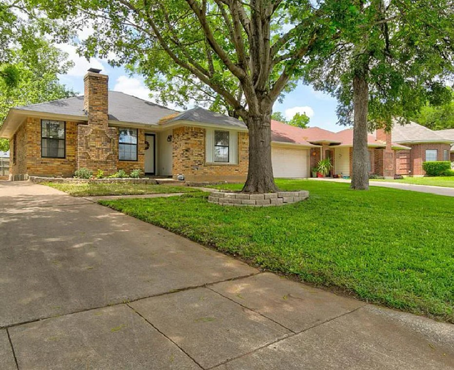 1524 Hollowbrook Court Fort Worth TX 76103