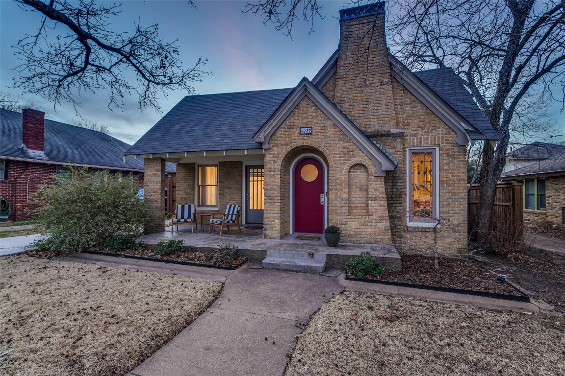 1237 S Montreal Avenue Dallas TX 75208