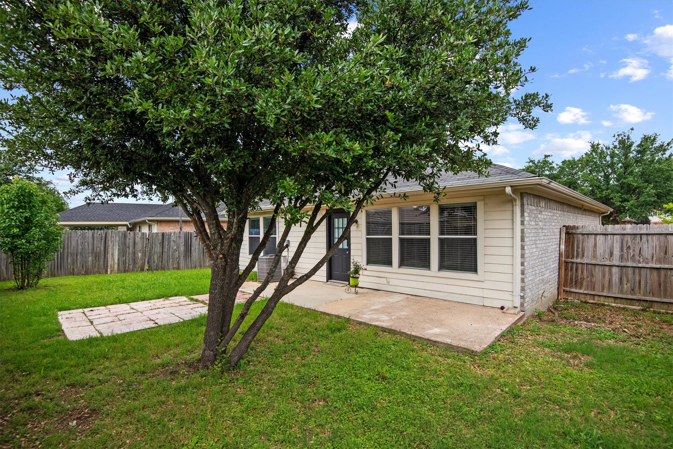5589 Hunters Bend Lane Dallas TX 75249