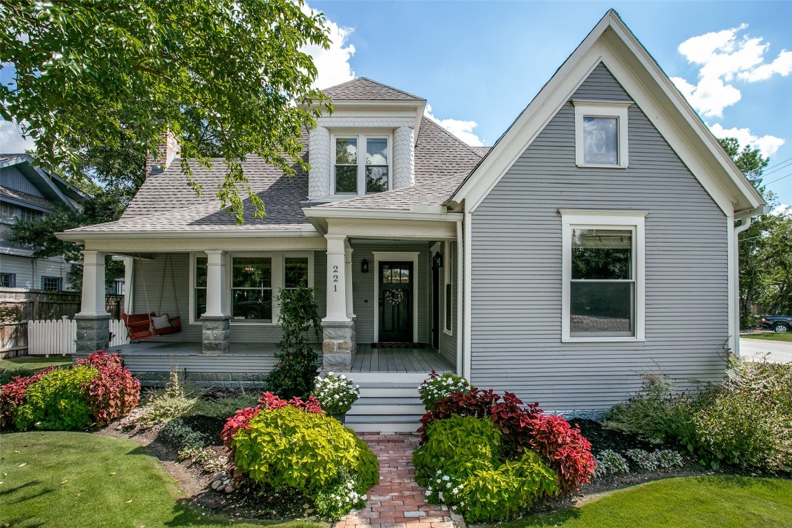 221 W College Street Grapevine TX 76051