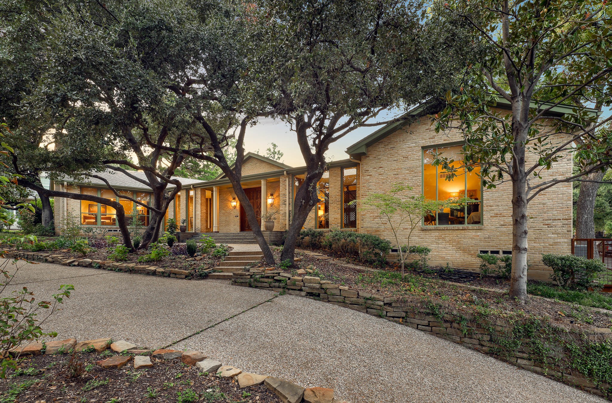 909 W Colorado Boulevard Dallas TX 75208
