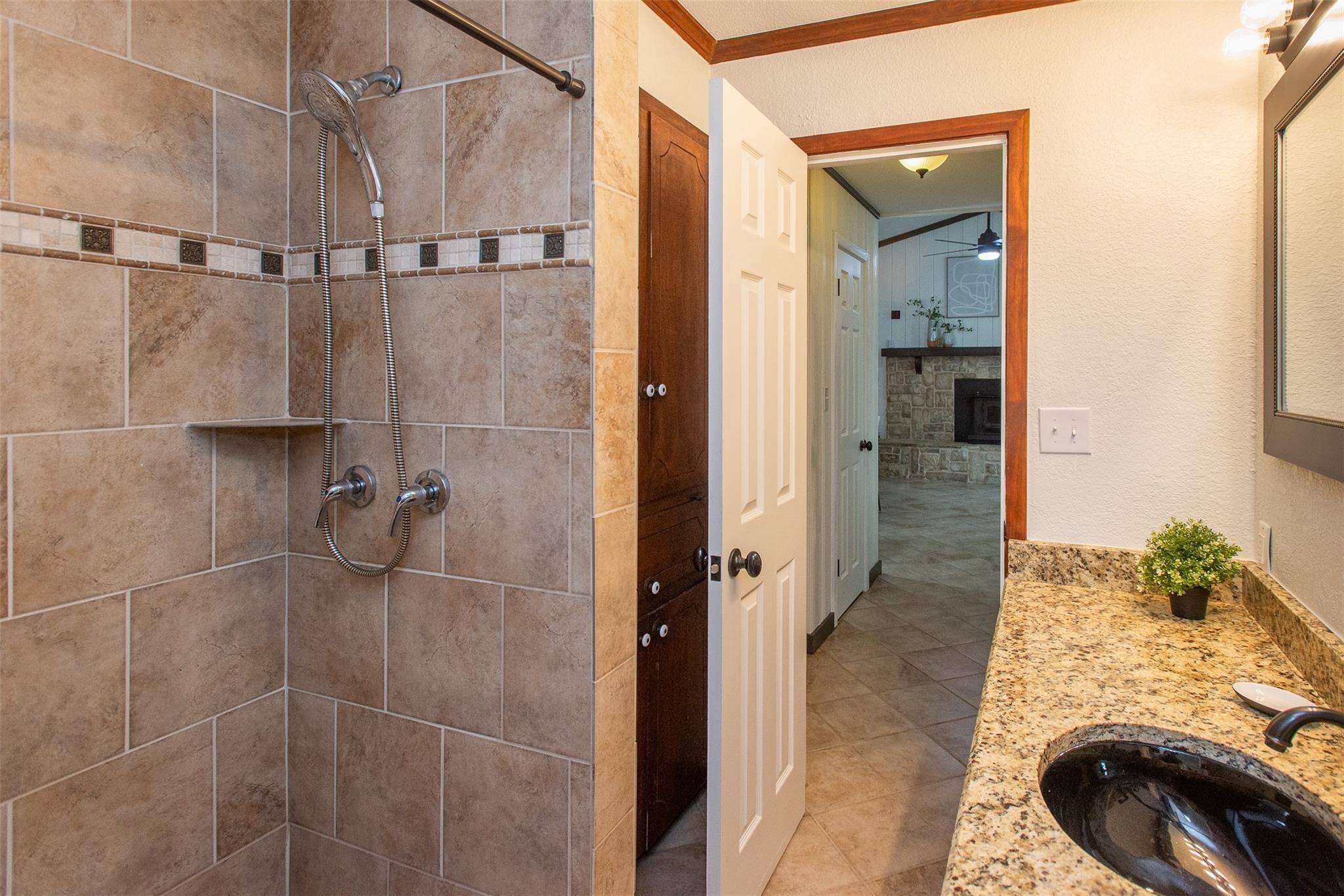 2328 Wildwood Way Tool TX 75143