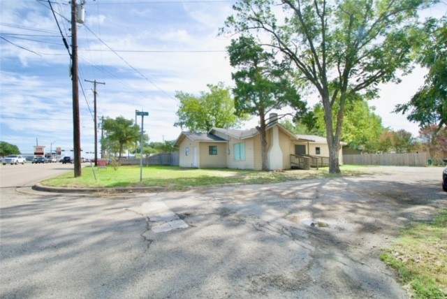 816 E Milam Street Mexia TX 76667