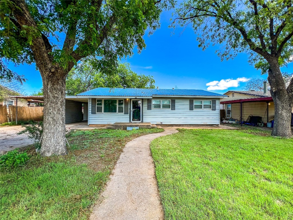 1261 W Eden Street Munday TX 76371