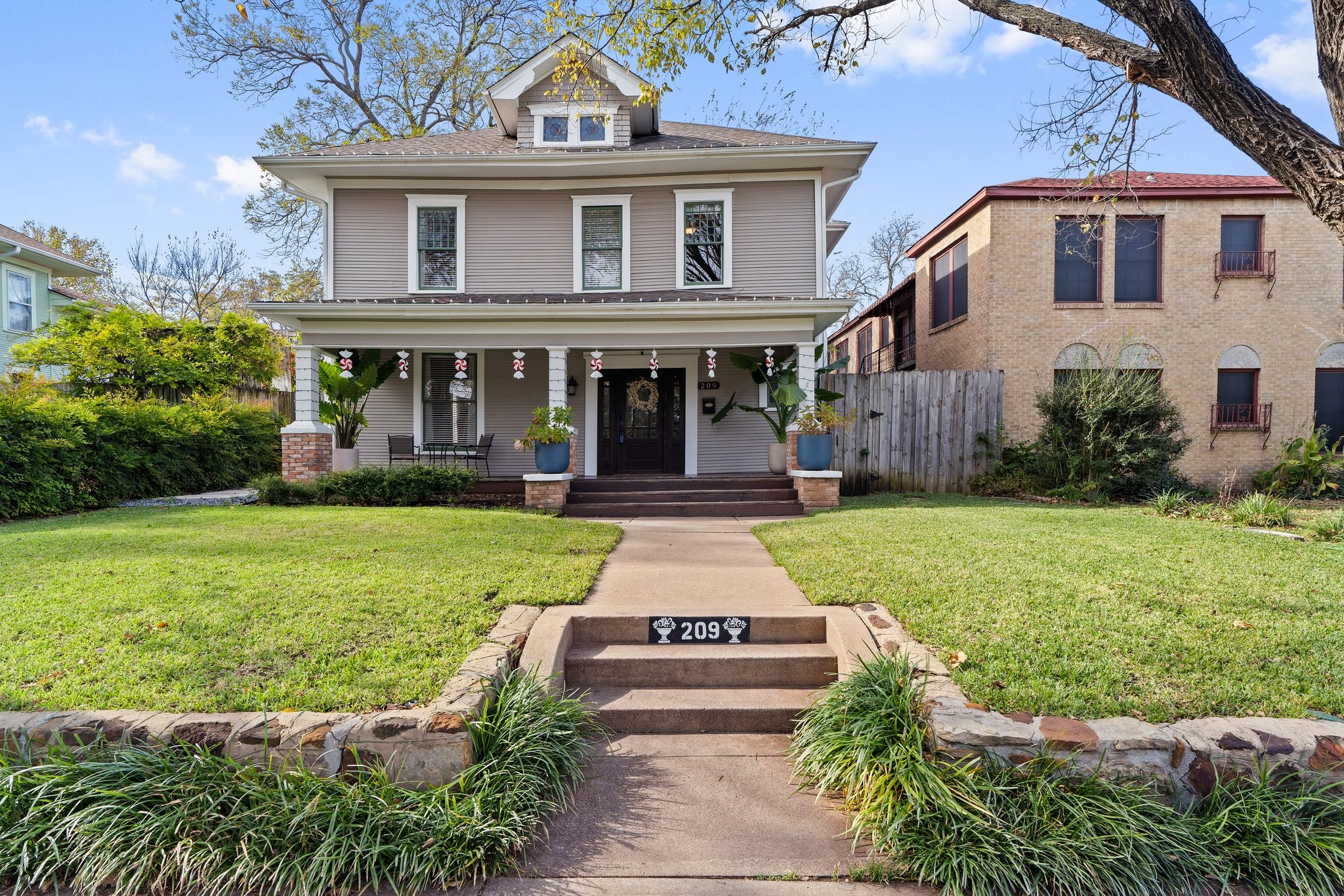 209 S Edgefield Avenue Dallas TX 75208