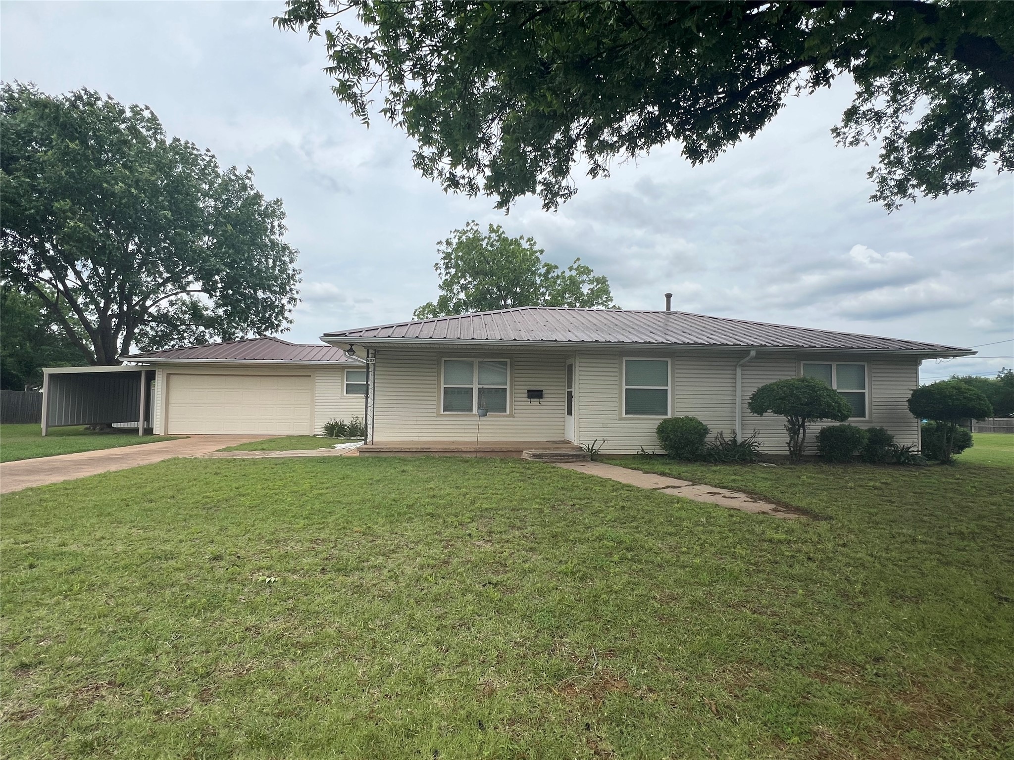 502 W Wichita Henrietta TX 76365