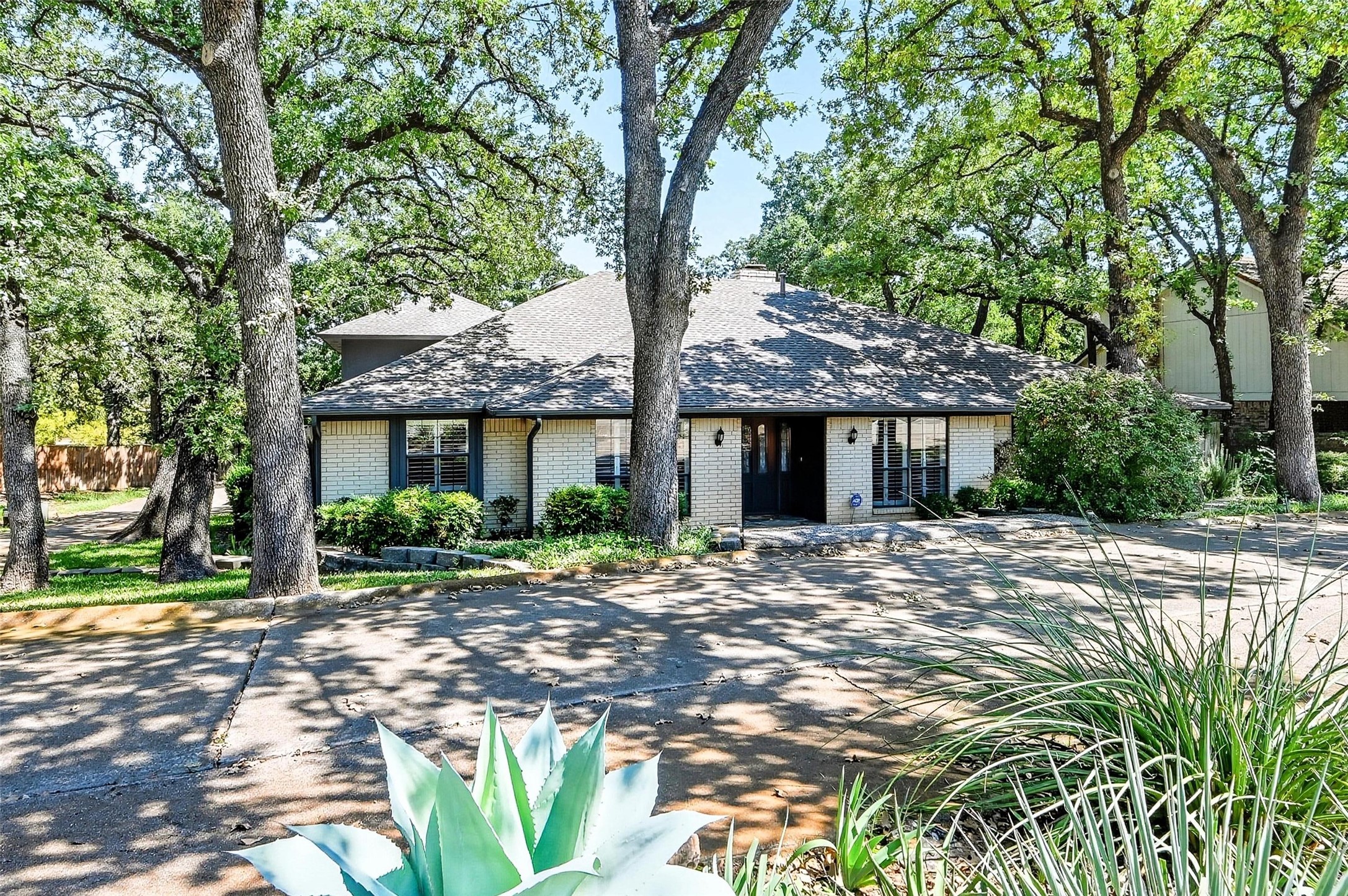 2201 Adams Drive Arlington TX 76011