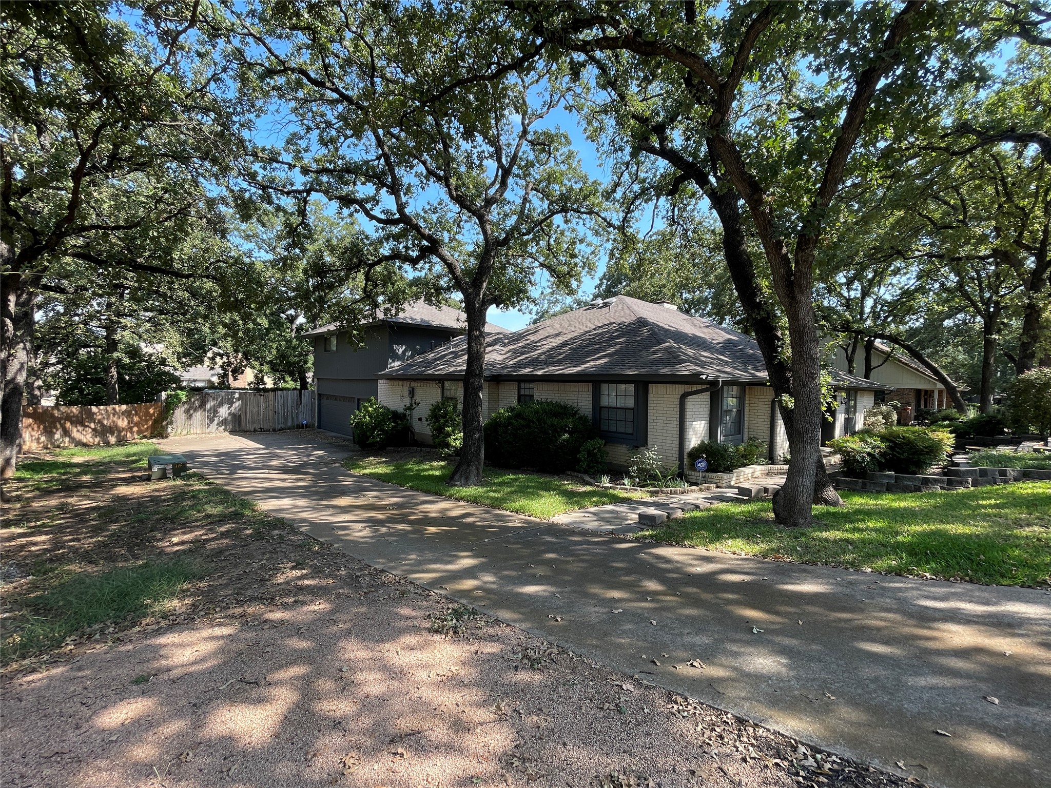 2201 Adams Drive Arlington TX 76011