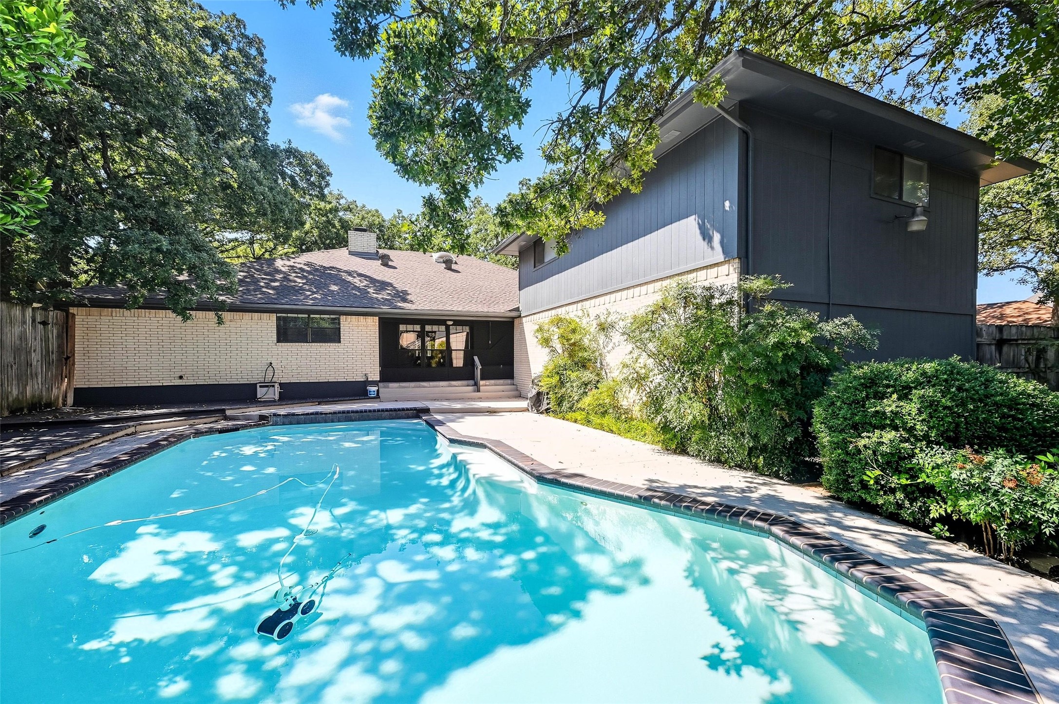 2201 Adams Drive Arlington TX 76011