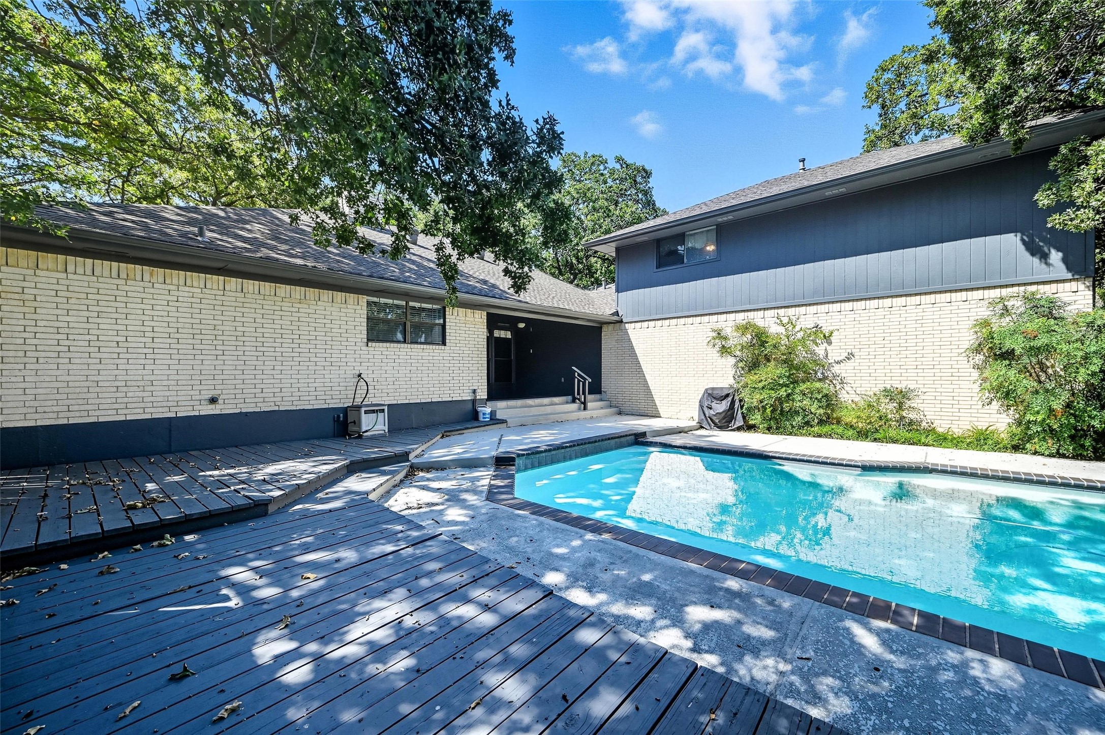 2201 Adams Drive Arlington TX 76011