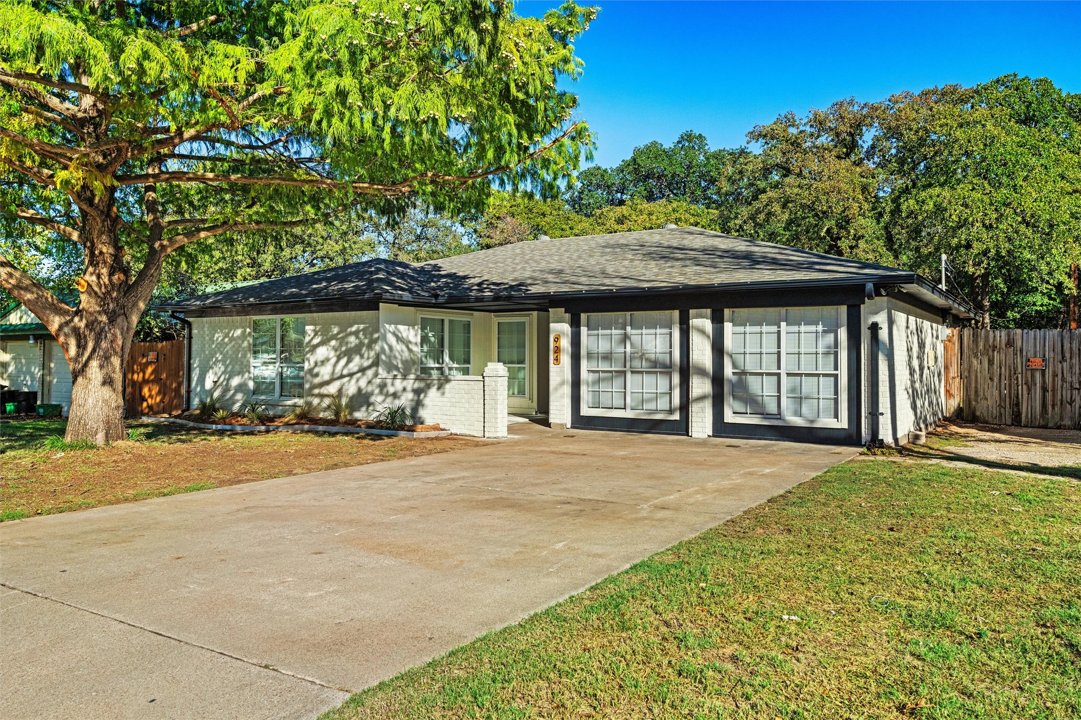 924 Red Oak Street Azle TX 76020
